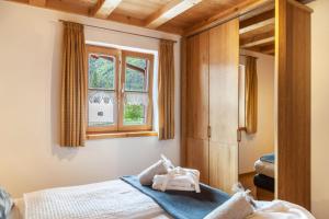 - une chambre avec un lit et une fenêtre dans l'établissement Wohnung Grün - Ferienhaus Ammergau, à Unterammergau