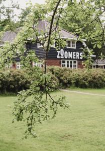 a building with a sign that reads seniors at Zoomers aan het Bos in Castricum