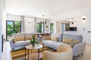 Sala de estar con 2 sofás y mesa en Carvoeiro Gardens, en Carvoeiro