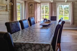 ein großer Konferenzraum mit einem langen Tisch und Stühlen in der Unterkunft Flott hytte Bjelland Lindesnes in Bjerland