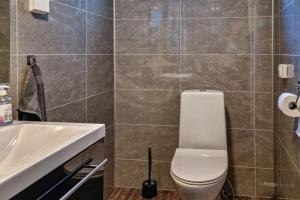 ein Badezimmer mit Toilette und Waschbecken in der Unterkunft Flott hytte Bjelland Lindesnes in Bjerland + 15 Fotos