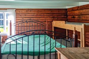 ein Schlafzimmer mit einem Bett in einer Blockhütte in der Unterkunft Flott hytte Bjelland Lindesnes in Bjerland