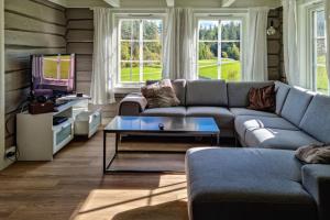 ein Wohnzimmer mit Sofa und Fernseher in der Unterkunft Flott hytte Bjelland Lindesnes in Bjerland
