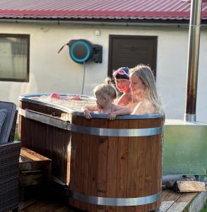 パルヌにあるCozy private house with backyard and hot tubのホットタブの女子