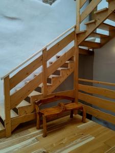 uma escada de madeira com um banco por baixo em Spillenberg House Main Property 2024 em Levoča