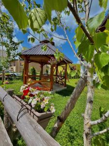 גינה חיצונית ב-Guest House SARA