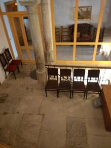 um grupo de cadeiras sentadas numa sala em Spillenberg House Main Property 2024 em Levoča