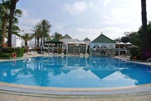 アガディールにあるValeria Jardins d'Agadir - All Inのヤシの木が茂るリゾートの大きなプールを利用できます。