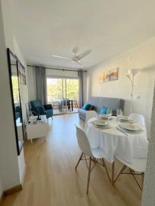 a living room with a table and chairs and a living room at Playa, piscina, terraza, parking in Santa Pola