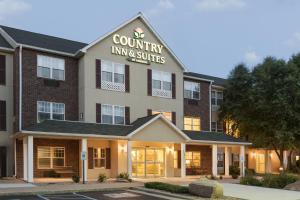 a rendering of the courtyard inn and suites at Country Inn & Suites by Radisson, Mason City, IA in Mason City