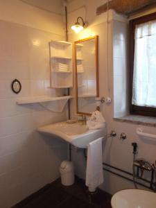 La salle de bains est pourvue d'un lavabo et d'un miroir. dans l'établissement Locanda dell'Istrice, à Camerino