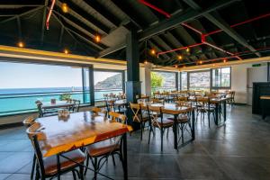 een restaurant met tafels en stoelen en uitzicht op de oceaan bij DE'MANOR BOUTIQUE HOTEL in Alanya
