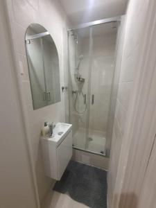 Ένα μπάνιο στο Appartement T2 aux portes de Paris +2 φωτογραφίες