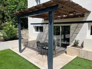 Patio alebo iná vonkajšia časť ubytovania Appartement Proche Hôpital, Jardin privatif