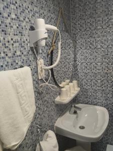 Hotel Los Hidalgos في سانتيانا ديل مار: حمام مع حوض ودش