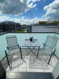 Balkón nebo terasa v ubytování BNB New Beautiful Apartment in the Center of Ostrava with option Garage Parking