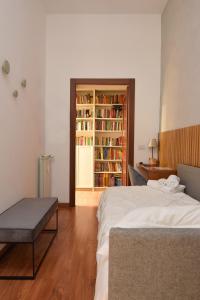 1 dormitorio con cama y estante para libros en B&B Casa Cimabue Roma en Roma