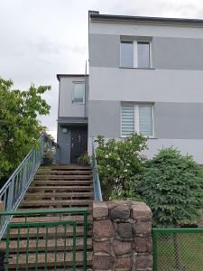 una escalera que conduce a una casa blanca en Bema 3 Darłowo, en Darłowo