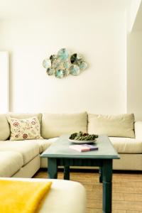 sala de estar con sofá y mesa en TACHE APARTMENTS 2 en Poiana Brasov