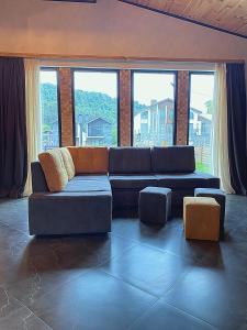 Istumisnurk majutusasutuses TwinSide Chalet Bakuriani