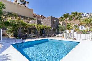 - une piscine dans l'arrière-cour d'une maison dans l'établissement Villa Spectacular Casa Negra, à Torrox Costa