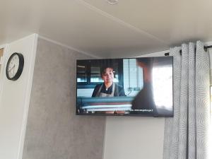 TV a/nebo společenská místnost v ubytování MH 6-8p - tt équipé - WIFI inclus - camping 4e bord de lac