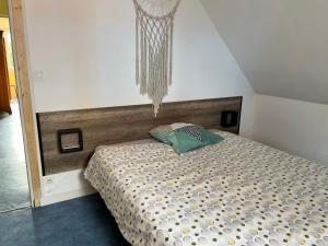 een slaapkamer met een bed met een basketbalnet bij Camping De Collignon in Cherbourg en Cotentin