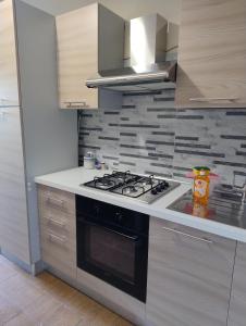 Nice Lake view apartment的厨房或小厨房