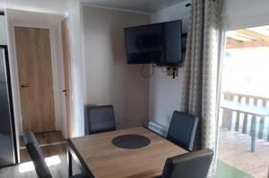 TV a/nebo společenská místnost v ubytování MH 6-8p - tt équipé - WIFI inclus - camping 4e bord de lac