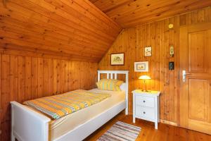 - une chambre avec un lit dans une pièce en bois dans l'établissement Ferienhaus Charlotte, à Zell am Harmersbach