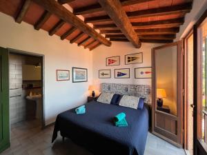 une chambre avec un grand lit dans une pièce dans l'établissement Villa Calypso 8 Pax, by VILLASRETREATS, à Giglio Porto