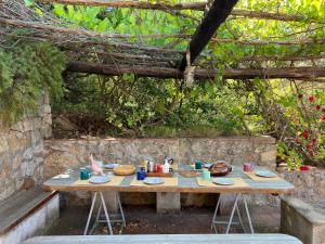 une table en bois avec de la nourriture dessus dans l'établissement Villa Calypso 8 Pax, by VILLASRETREATS, à Giglio Porto