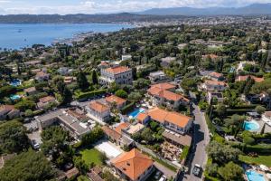 an aerial view of a house with a lake at La Garoupe-Gardiole in Antibes