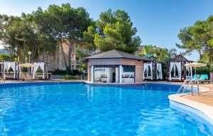 Бассейн в VIVA Cala Mesquida Suites & Spa Adults Only 16 или поблизости