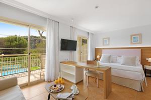 Телевизор и/или развлекательный центр в VIVA Cala Mesquida Suites & Spa Adults Only 16