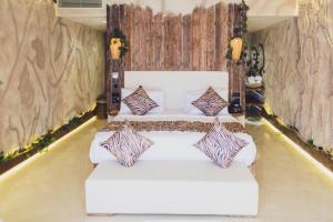 سرير أو أسرّة في غرفة في Caves Beach Resort Adults Only