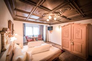 een slaapkamer met een bed en een schuin plafond bij HAUSEREI am Lech in Steeg