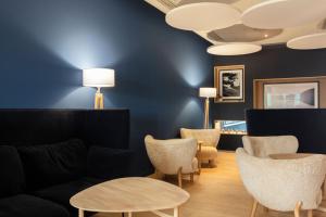 sala de estar con sofá y sillas en Hôtel & Restaurant Origines par Adrien Descouls - Teritoria, en Issoire