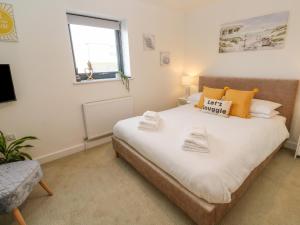 een slaapkamer met een bed met twee handdoeken erop bij Newquay~Near Beach & Town Centre~Parking in Newquay