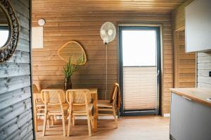 eine Küche und ein Esszimmer mit einem Tisch und Stühlen in der Unterkunft Ruciane Park - Mazury resort & spa in Ruciane-Nida