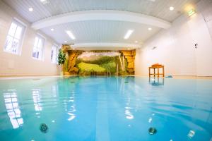 an empty swimming pool with a painting on the wall at Hotel Gondelfahrt in Kurort Jonsdorf