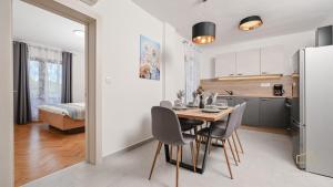 En eller flere senge i et værelse på Modern Apartment Lara