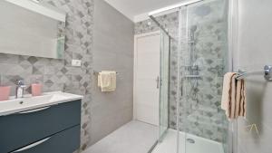 Et badeværelse på Modern Apartment Lara + 21 billeder