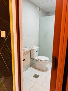 ワディ・ラムにあるSiwar Luxury Campのバスルーム(トイレ、洗面台付)