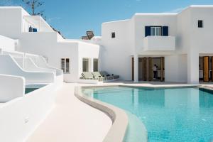 A piscina localizada em Croco Mykonos ou nos arredores