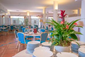Reštaurácia alebo iné gastronomické zariadenie v ubytovaní Hotel Santa Gilla