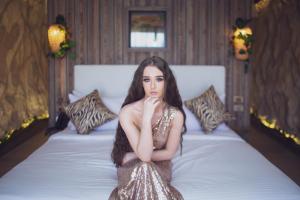سرير أو أسرّة في غرفة في Caves Beach Resort Adults Only