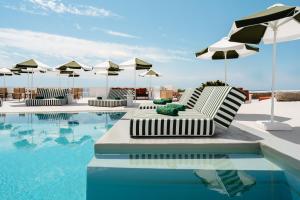 A piscina localizada em Croco Mykonos ou nos arredores