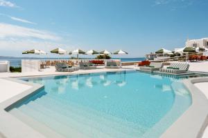 A piscina localizada em Croco Mykonos ou nos arredores