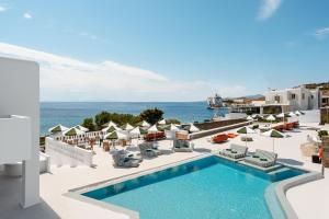 A piscina localizada em Croco Mykonos ou nos arredores